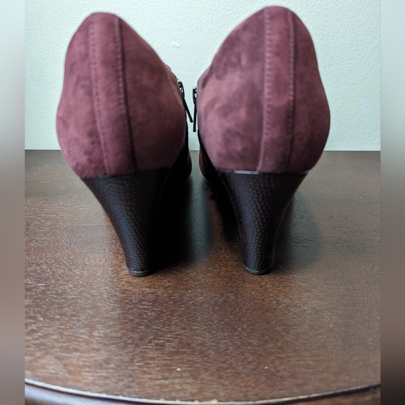 Clarks Artisan Woman's 9M Wine Burgandy Suede Artisan Wedge Shoes Side Zip - Picture 4 of 7
